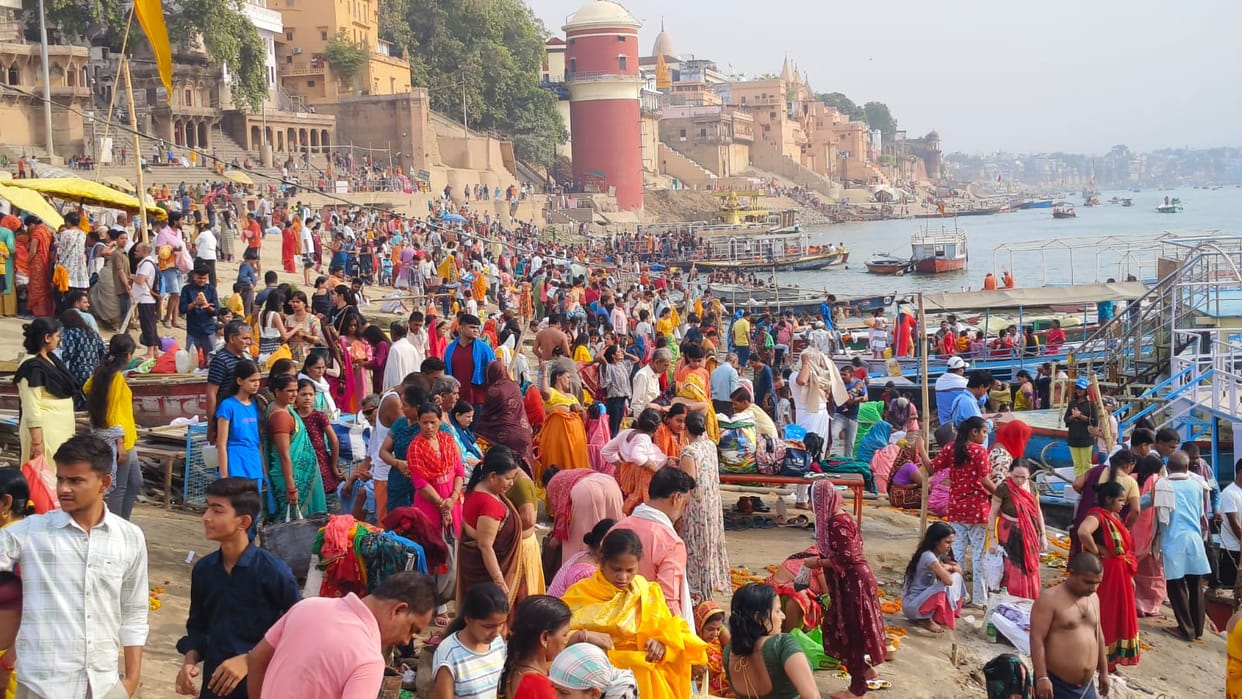 Somvati Amavasya 2024 Devotees took bath at Ganga Ghats and paid homage to their ancestors