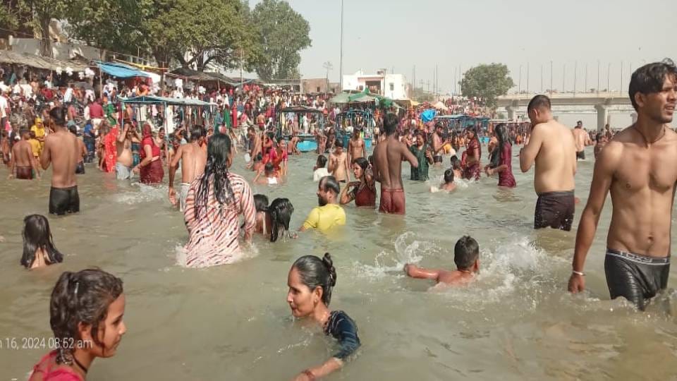 devotees took holy dip at Hari Ki Pauri and Lahara Ghat on Ganga Dussehra In Kasganj