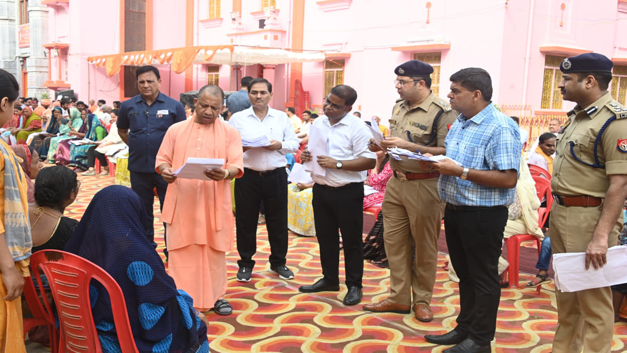 CM Yogi heard complaints during the public darshan of Gorakhpur Gorakhnath temple and gave instructions
