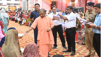 CM Yogi heard complaints during the public darshan of Gorakhpur Gorakhnath temple and gave instructions