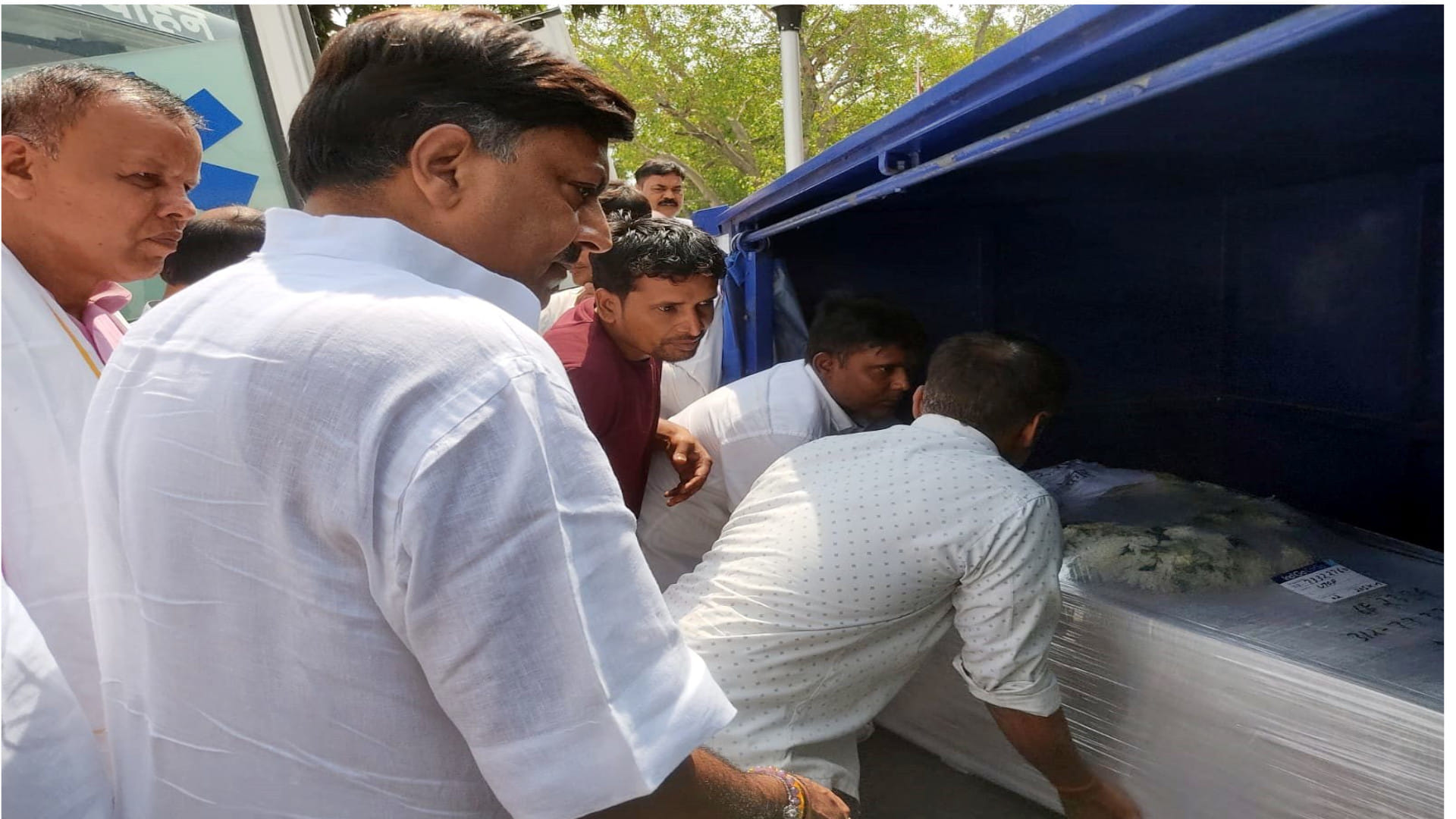 The bodies of the victims of Kuwait fire reached Gorakhpur airport, causing chaos among the family members