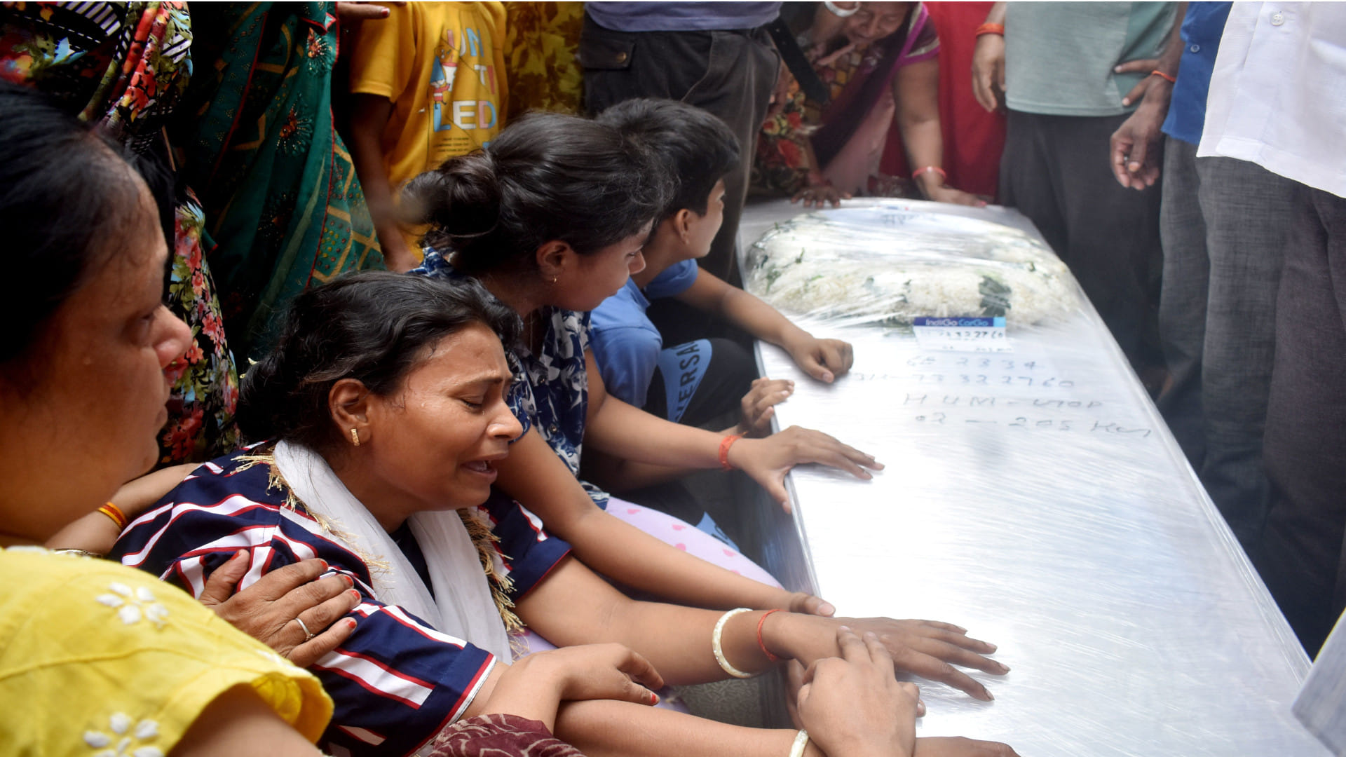 The bodies of the victims of Kuwait fire reached Gorakhpur airport, causing chaos among the family members