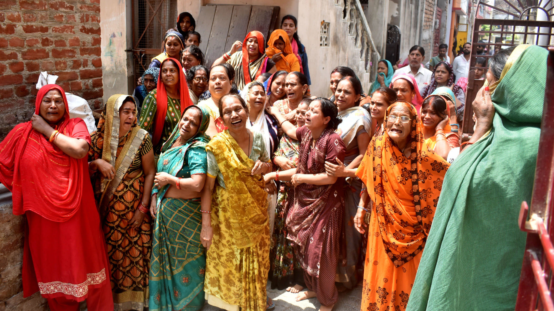 The bodies of the victims of Kuwait fire reached Gorakhpur airport, causing chaos among the family members
