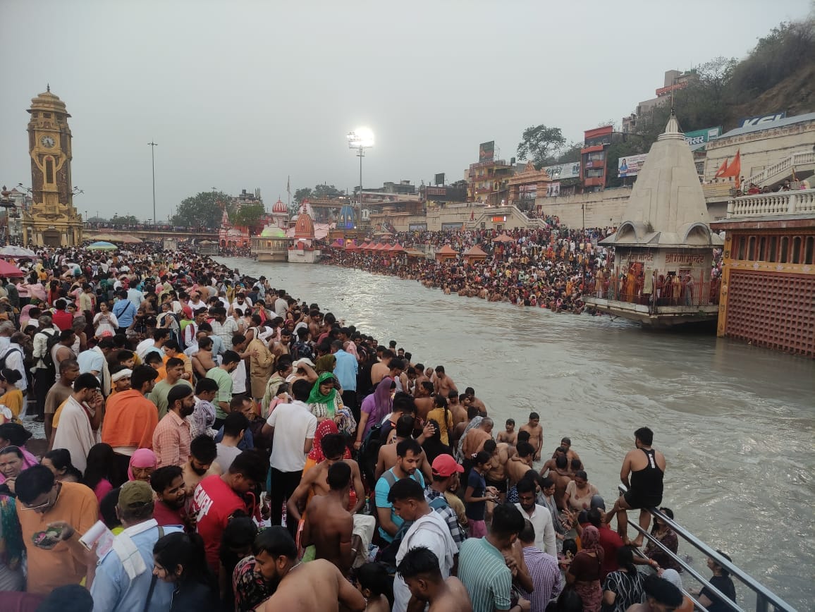 Ganga Dussehra 2024 Huge Crowd of devotees on Har Ki Pauri Traffic jam Uttarakhand News in Hindi