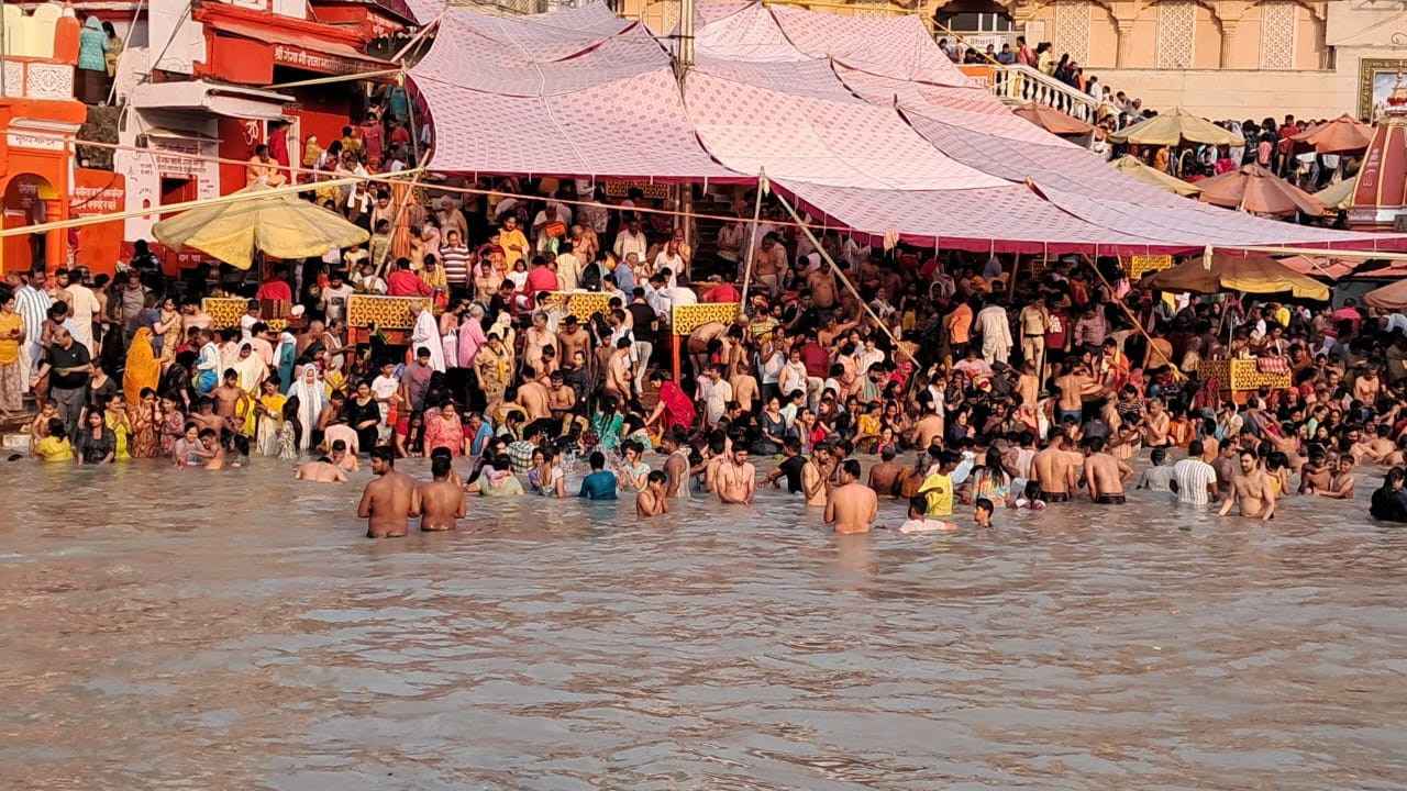 Ganga Dussehra 2024 Huge Crowd of devotees on Har Ki Pauri Traffic jam Uttarakhand News in Hindi