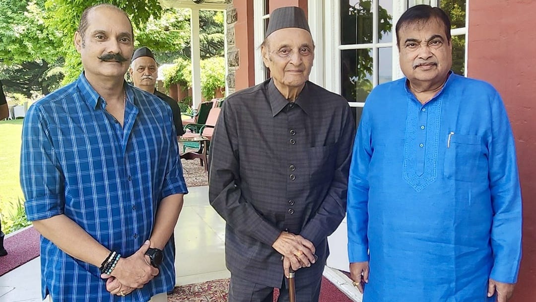 Srinagar : Nitin Gadkari met Karn singh discussed road and highway projects in Jammu and Kashmir