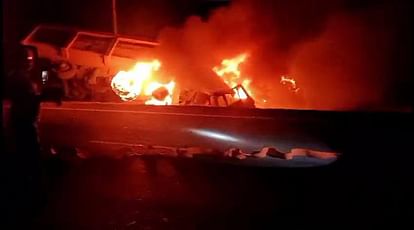 Orai Accident: डीसीएम और डंपर में जोरदार टक्कर, दोनों वाहनों में लगी भीषण आग, ड्राइवरों ने कूदकर बचाई जान Orai Accident, DCM and dumper collide fiercely, both vehicles catch fire, drivers jump to save their lives