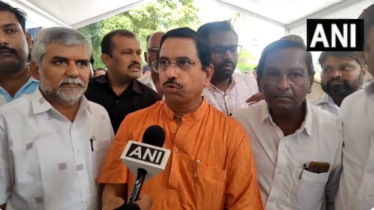 Union Minister Joshi cornered Congress, said- nothing will be done by blaming EVM if the election is lost