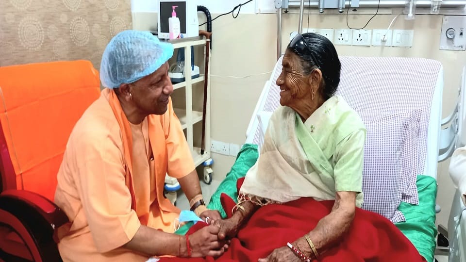 cm Yogi Adityanath reached AIIMS to meet his mother in geriatric ward