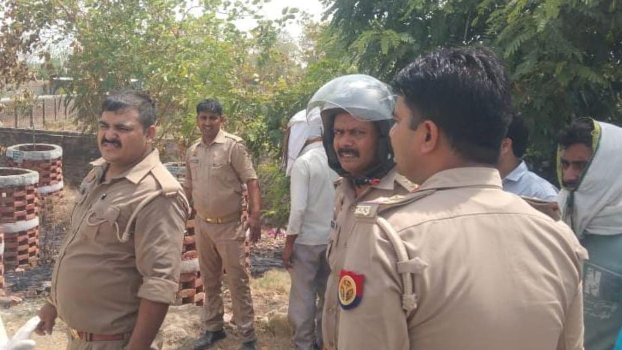 woman dead Body found four-lane road in varanasi murder suspected Forensic team is investigating
