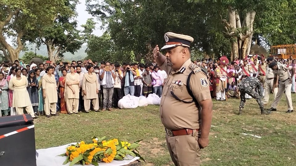 Nitesh Ekka last rites performed with state honours he was martyred in an encounter with Naxalites in jashpur