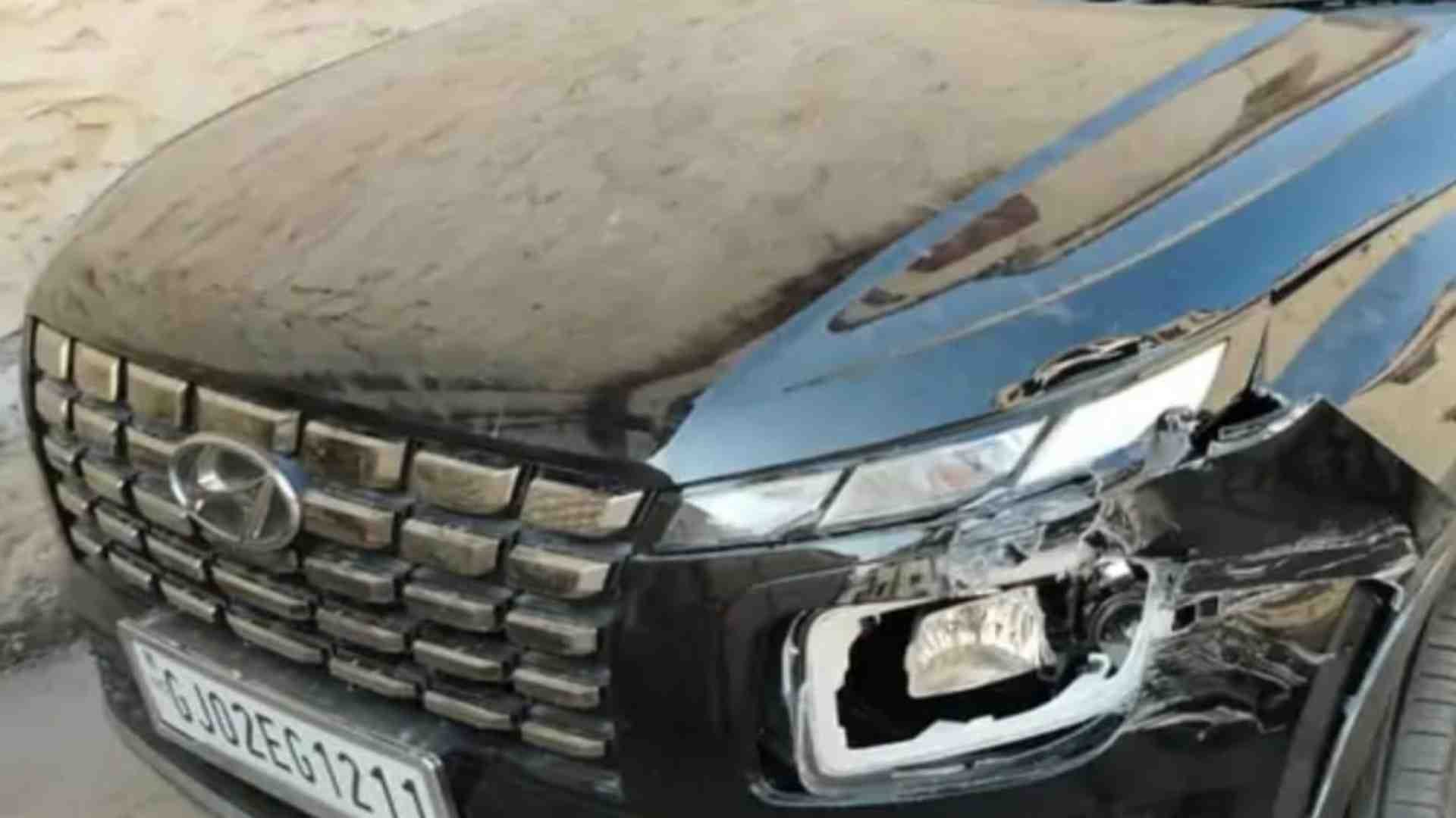 पिकअप की टक्कर से टूटी कार की लाइट।