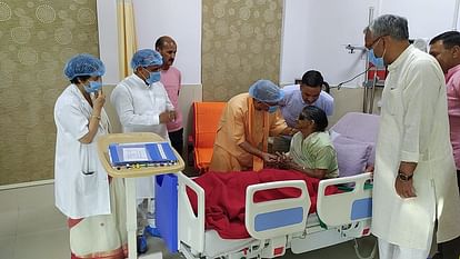 cm Yogi Adityanath reached AIIMS to meet his mother in geriatric ward