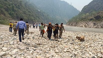 Rudraprayag accident Injured Mahima mother died doctors haven't informed her yet