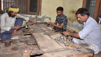 संजय गांधी कॉलोनी में ताले बनाते कारीगर