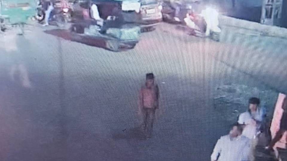 miscreants stole diamonds worth one crore from diamond merchant car In Etah