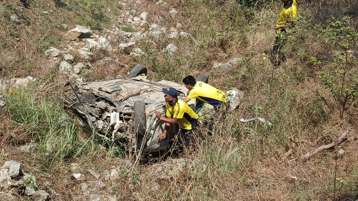 Uttarakhand Accident in Srinagar car falls into ditch four including two children feared dead