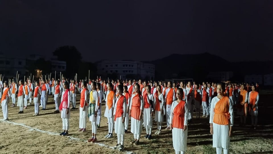 More than 250 sisters of Durga Vahini displayed their bravery by wielding swords in Balrampur Ramnujganj