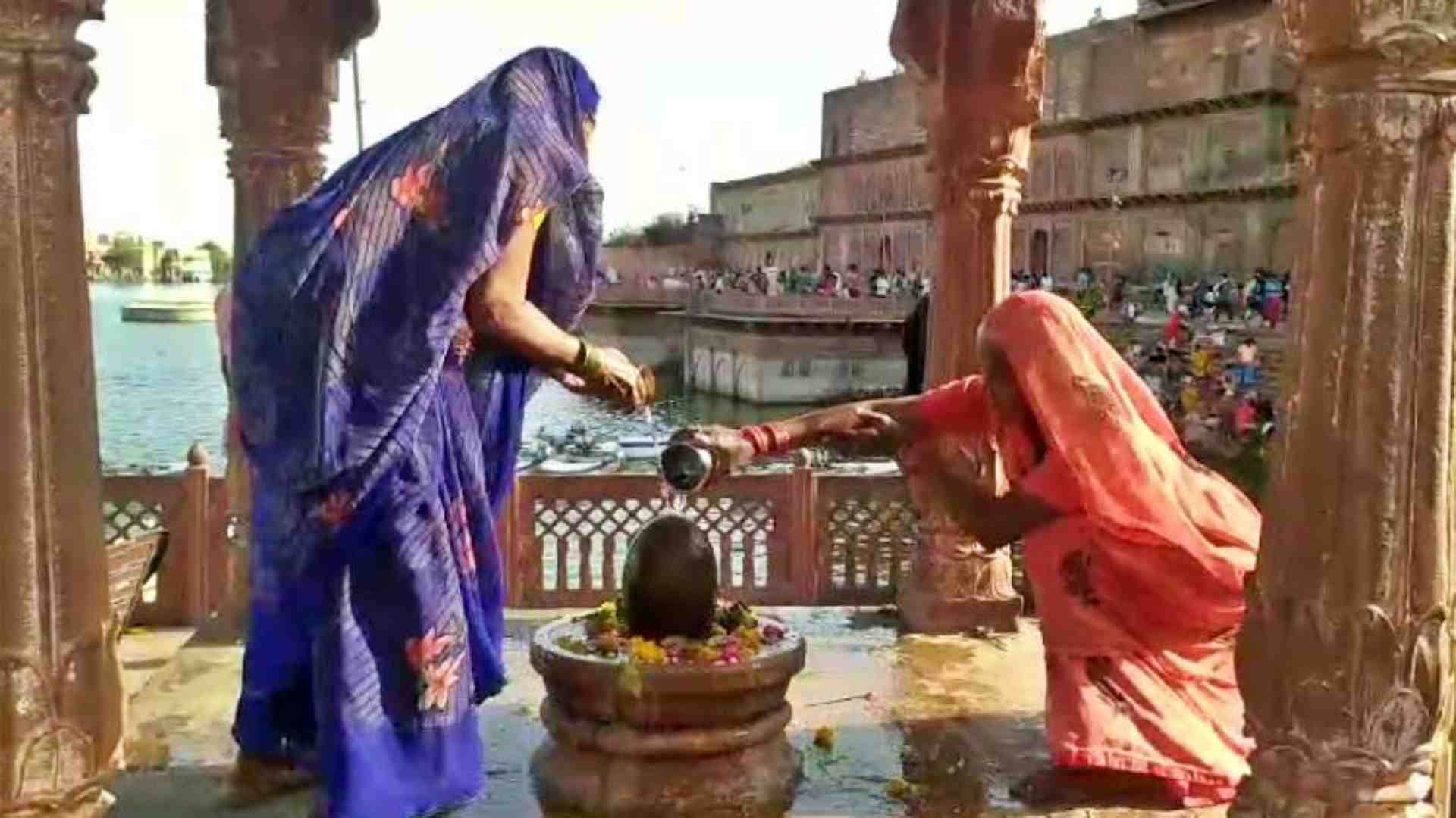 तीर्थराज मचकुंड में उमड़े श्रद्धालु।