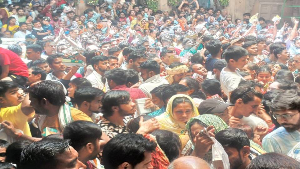 crowd of devotees gathered to have darshan of Thakur Banke Bihari On Ganga Dussehra in Vrindavan
