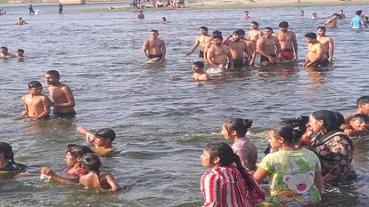 lakhs of devotees took holy dip in Yamuna On Ganga Dussehra in Mathura kite flying also big event