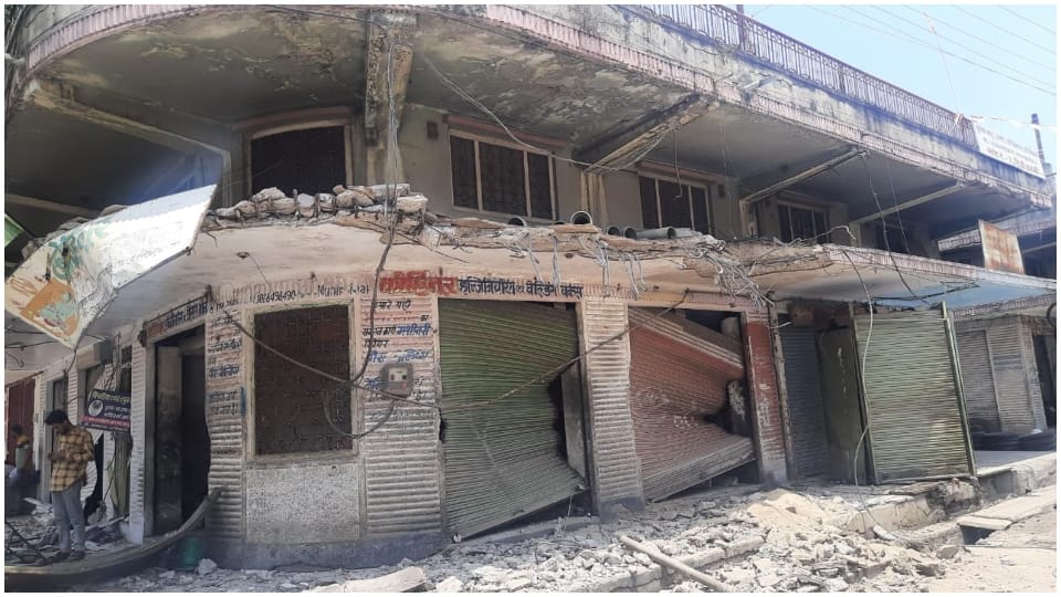 Udaipur News: The miscreants ran away after breaking the balconies of shops, they also broke an electric pole