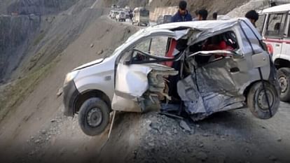 Leh: Two passengers in the car died after being hit by a stone falling from the mountain in Zojila.