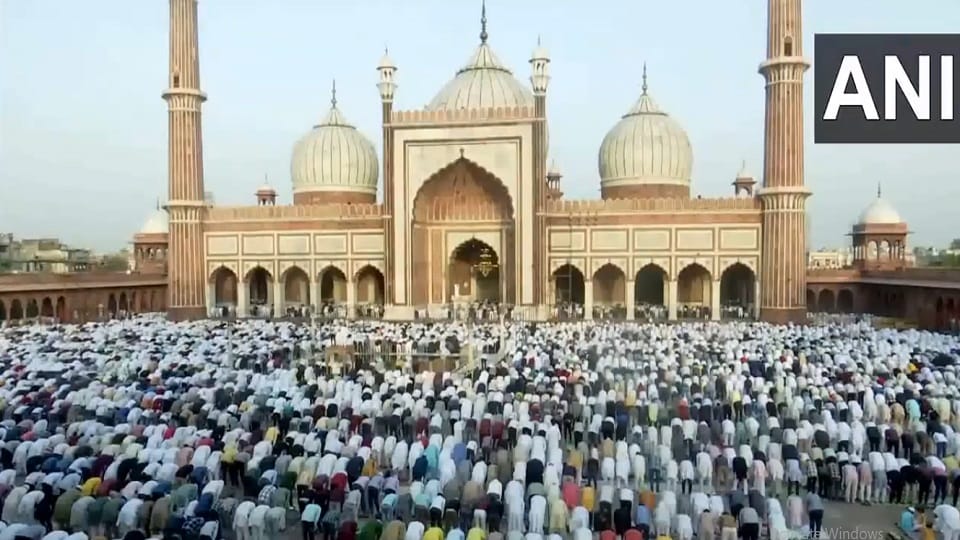 Delhi: Eid namaz offered in Jama Masjid, people congratulated each other