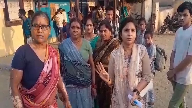 UP: दिल्ली से हरिद्वार जा रहे यात्रियों को गजरौला में उतारा, रेलवे स्टेशन पर तीन घंटे तक मचा हंगामा