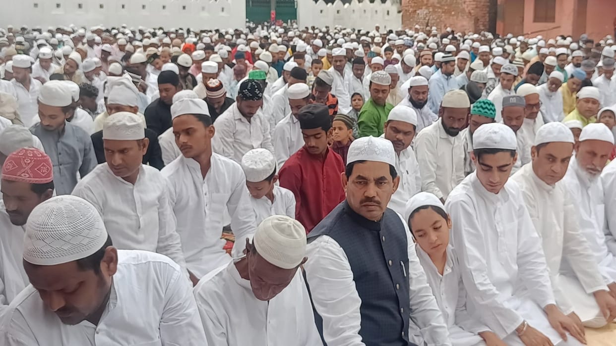Bakrid: BJP leader Shahnawaz Hussain offered Bakrid prayers among the common people in Supaul