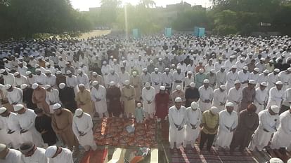 Eid-ul-Adha celebrated with great pomp, congratulated by hugging after morning prayers