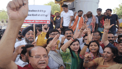 भाजपा का मटका फोड़ प्रदर्शन