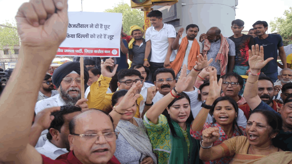 BJP Matka phod protest on second day in Delhi over water crisis