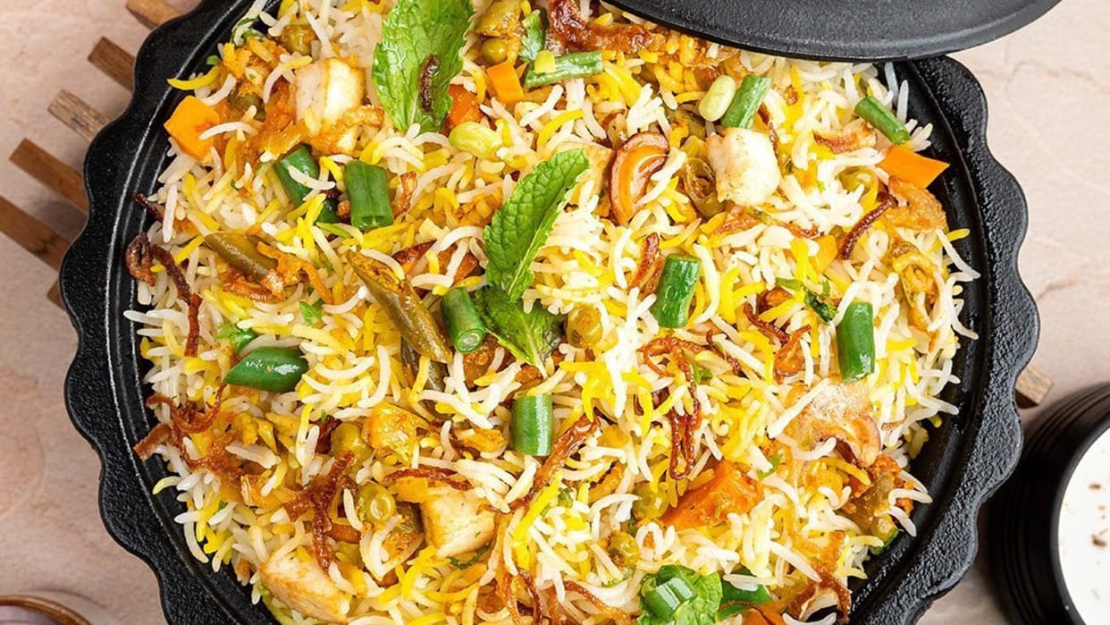 UP News: Biryani veg or non-veg, youth created ruckus and pushed, seller detained