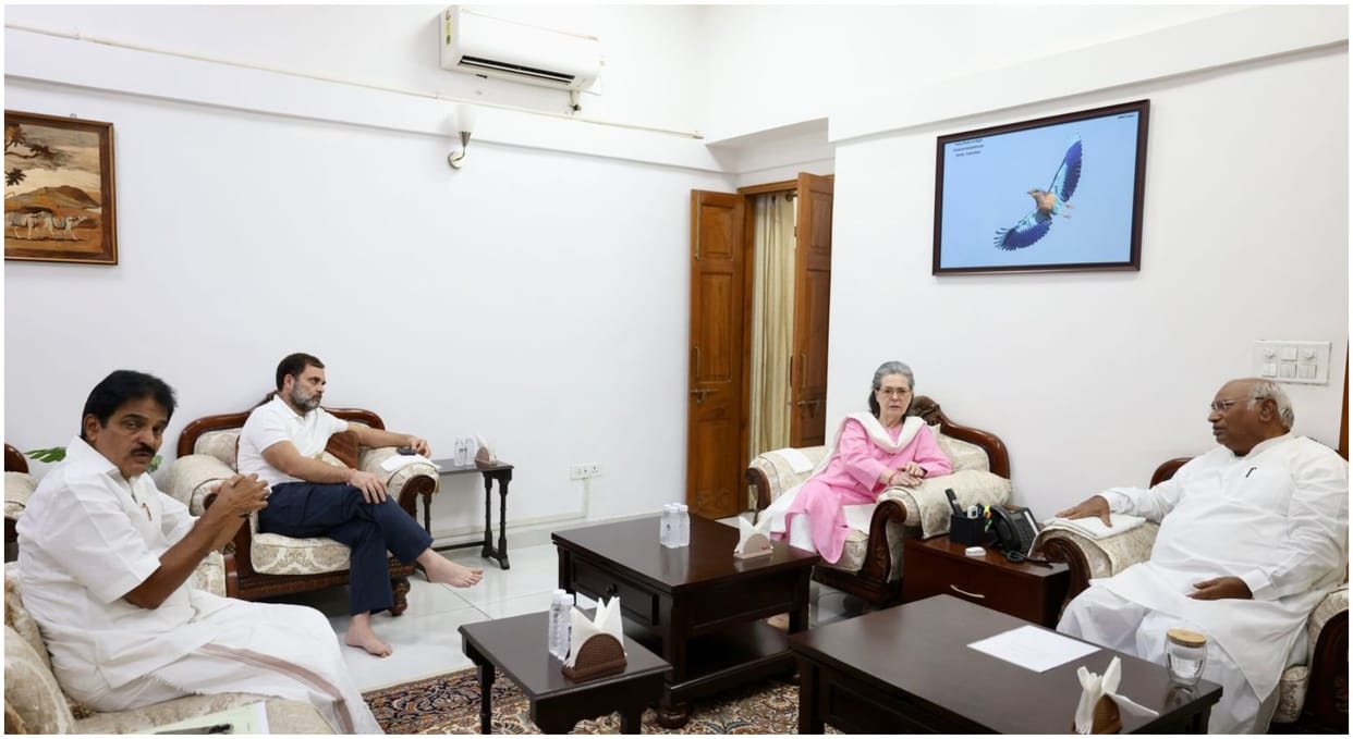 Congress Meeting Mallikarjun Kharge with Sonia Gandhi and Rahul Gandhi Priyanka Vadra over Lok Sabha Election