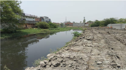 Mud game in Godhoiya drain, system fails in contractor-landowner setting in Gorakhpur