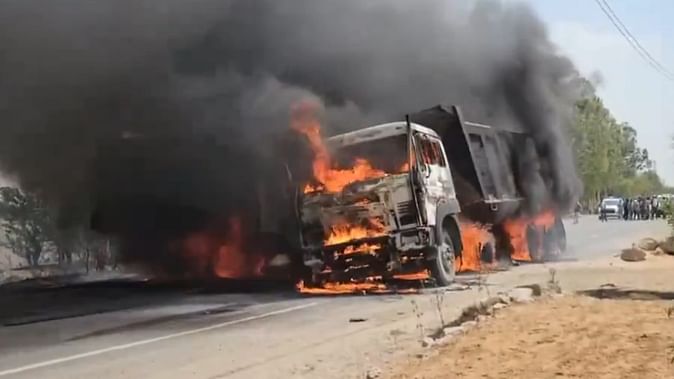 वाहनों की आपसी टक्कर से लगी भीषण आग, एक चालक वाहन के भीतर जिंदा जला