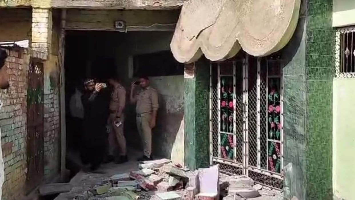 Auraiya: Balcony of Jama Masjid collapsed before Namaaz, 12 people injured