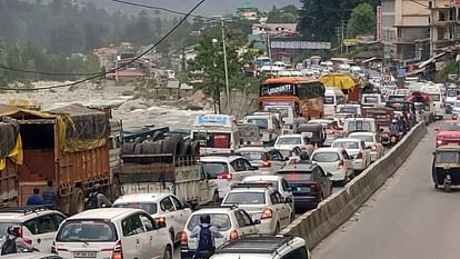 Tourists arriving in Manali Lahaul Baralacha and Shinkula Pass are their first choice