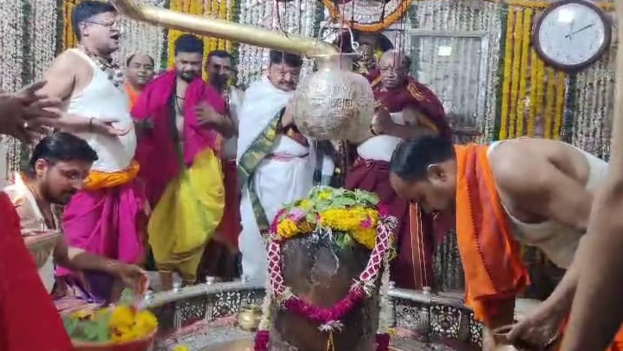 Kailash Vijayvargiya reached Mahakaal Mandir Ujjain performed worship in sanctum sanctorum