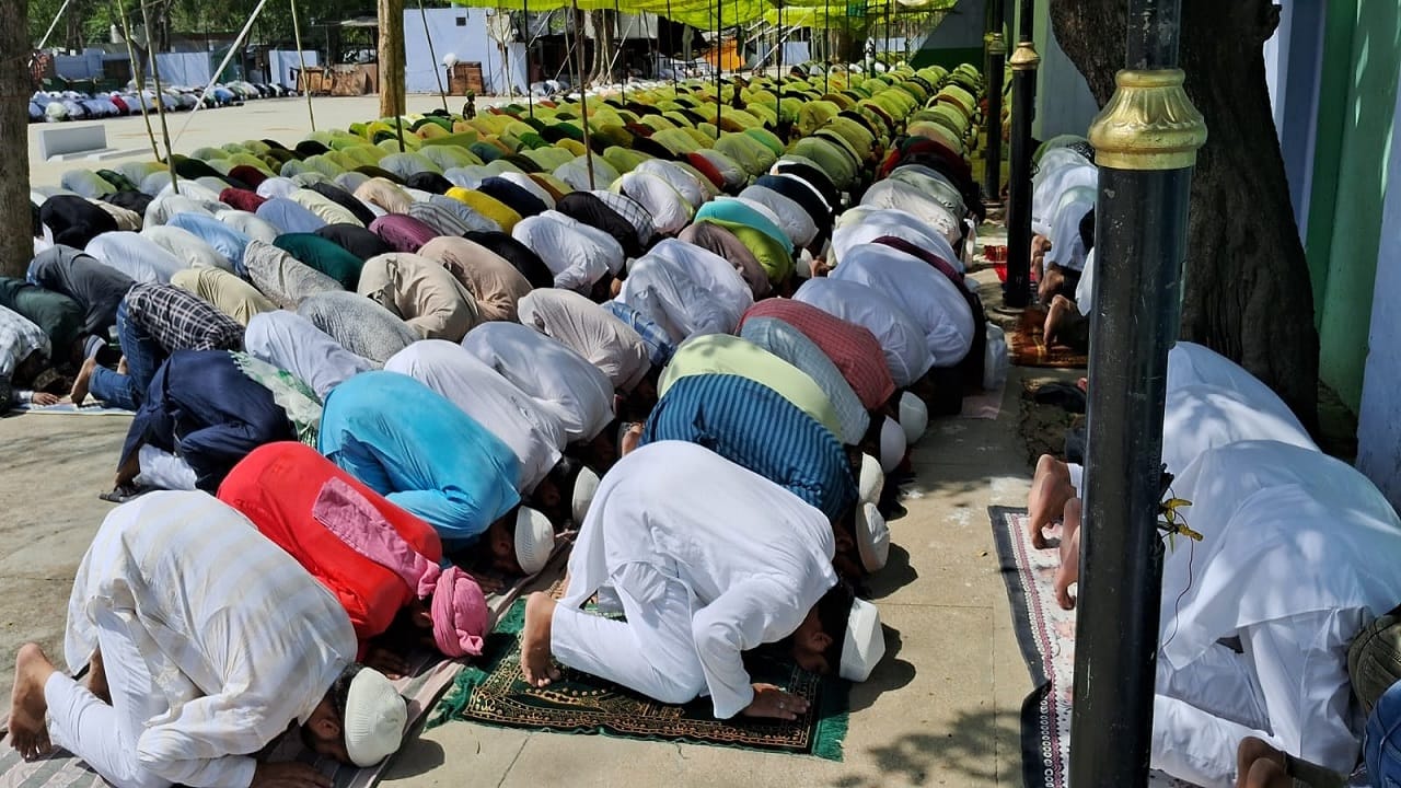 Muslim People Offered Namaz At Eidgahs And Masjids On Bakrid in Bareilly