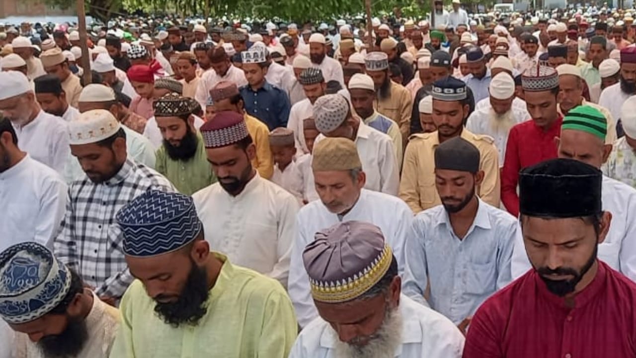 Muslim People Offered Namaz At Eidgahs And Masjids On Bakrid in Bareilly