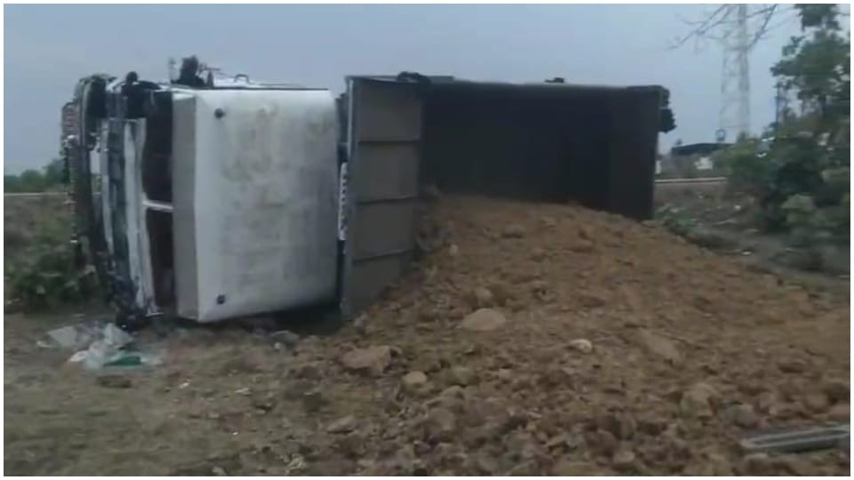 Raisen: To avoid action, the driver overturned the dumper filled with illegal murram