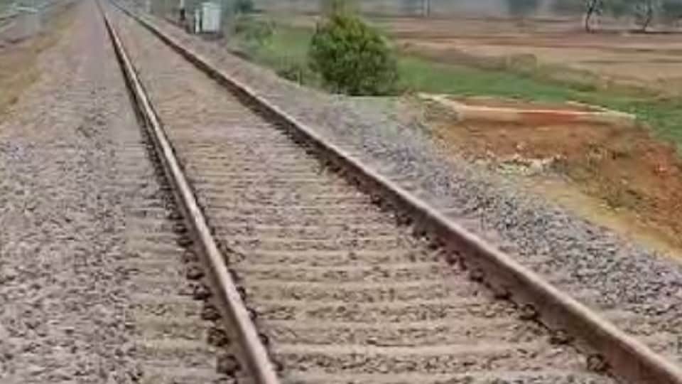Sensation due to finding dead bodies of two brothers on Raipur Visakhapatnam railway line in Mahasamund