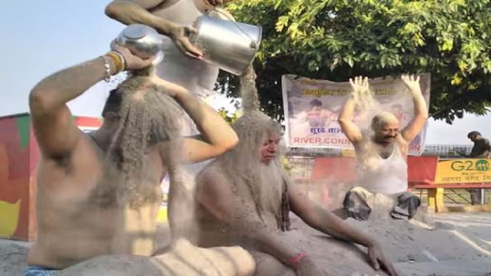 Unique performance on Ganga Dussehra in Agra bathed with sand and not with water Know reason