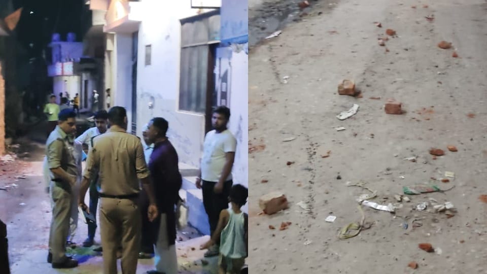 Roorkee Crime Dispute and Stone Pelting between two groups over offering namaz in Piran Kaliyar seven injured