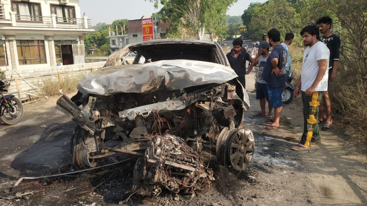 Car Fire Hamirpur Major accident near Beas bridge in Nadaun car caught fire