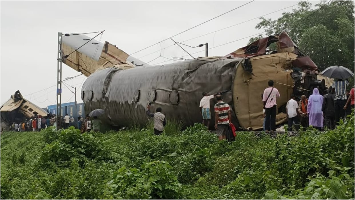 bengal kanchenjunga express train accident  live updates service resume from phansidewa darjeeling district