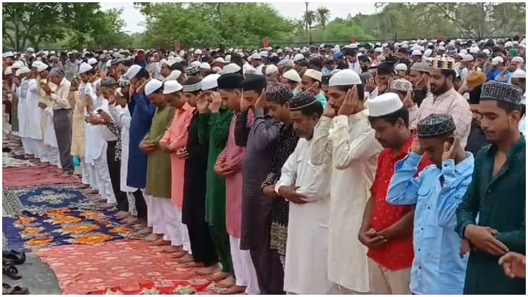 Ujjain News:ईद उल अजहा पर अल्लाह की इबादत में झुके हजारों सिर, अमन चैन की  मांगी दुआ, एक दूजे को दी बधाई - Ujjain News: Thousands Of Heads Bowed In  Worship To