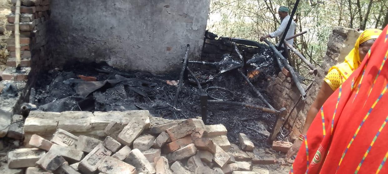 fire broke out in hut old man and four animals died in varanasi